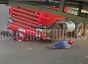 Câmera registra momento em que motociclista é atingida por caminhão em Rio Verde