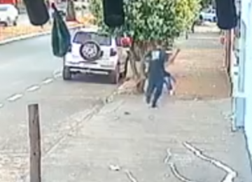 Câmeras registram momento em que homem esfaqueia vítima que morreu na Avenida Brasília