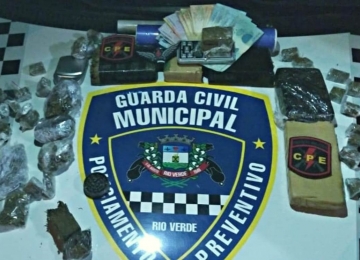 GCM aborda usuário de drogas que dedura traficante que acaba presa na Vila Borges