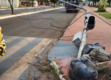 Caminhão derruba fios e semáforo no Bairro Popular