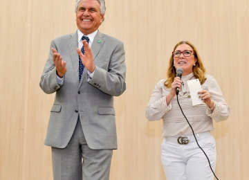 Caiado anuncia bônus em salários para servidores da educação em Goiás