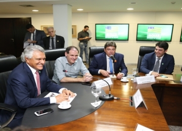 Governador fecha detalhes de voo comercial entre Rio Verde e São Paulo