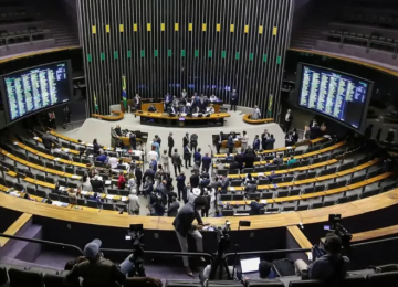 Câmara aprova projeto que reduz penas dos condenados pelo 8 de janeiro