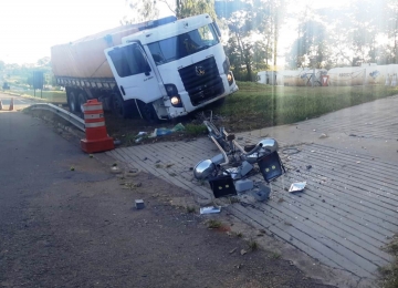 Caminhão atinge dependências da PRF em Goiânia após motorista drogado pular do veículo 