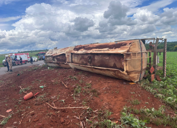 Caminhão carregado de etanol tomba em rodovia que dá acesso à empresa de ferrovia em Rio Verde