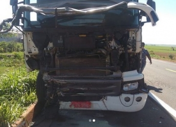 Grave acidente na BR452 próximo à Rio Verde envolvendo caminhão e dois veículos deixa três óbitos