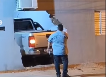 Caminhonete acelera durante manobra e invade alojamento em Jataí