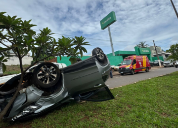 Capotamento é registrado na Alameda Barrinha e idosa sai ilesa em Rio Verde