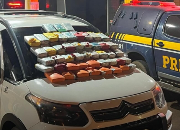 Família é flagrada pela PRF transportando 52kg de drogas em carro na BR-364 em Jataí