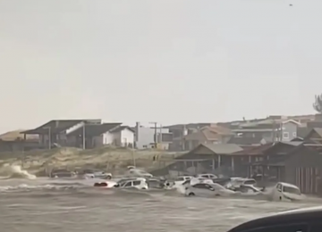 Tsunami meteorológico arrasta carros e surpreende frequentadores de praia em SC