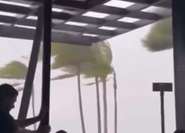 Em Brasília, forte tempestade danifica decoração de restaurante e registro impressiona