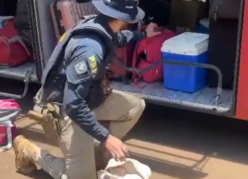 Mulher é presa após transportar cocaína em mochila da filha em Jataí