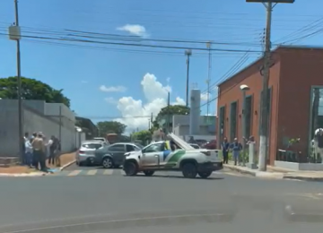 AGORA: Carros colidem em esquina da Avenida Presidente Vargas, próximo à Prefeitura de Rio Verde