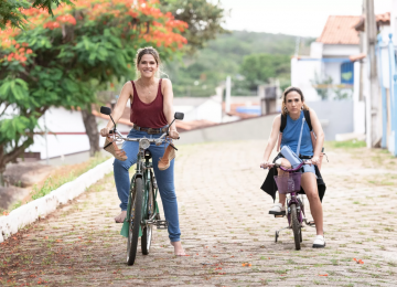 Em novo filme, Tatá Werneck e Ingrid Guimarães são irmãs rioverdenses à procura da mãe desaparecida