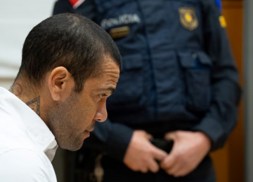 Daniel Alves é condenado a 4 anos e seis meses de prisão na Espanha