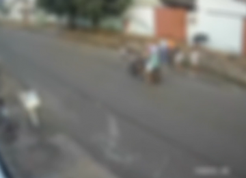 Câmeras flagram o momento em que criança é atingida e arremessada por motocicleta no Setor Pauzanes