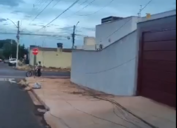 Morador do Bairro Liberdade reclama de fios caídos na calçada de casa em Rio Verde