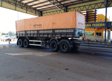 Carga de 25 toneladas de sal se desprende e motorista de carreta não percebe, em Goiás