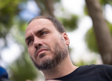 Carlos Bolsonaro visita Jair Bolsonaro após fuga de Flávio e diz que 