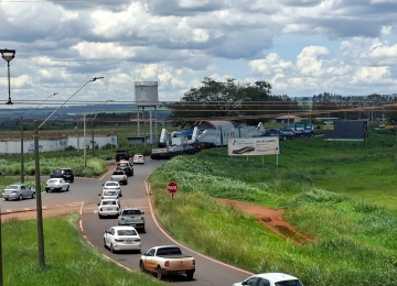 Carreta superdimensionada avança pela BR-452 com escolta entre Itumbiara e Bom Jesus