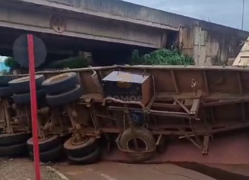 Carreta tomba no túnel da Vila Mutirão, em Rio Verde