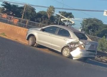 Carro colide em mureta no trevo da BR-060, na entrada de Rio Verde