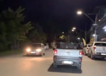 Carro de som anuncia venda de atestados médicos como se fosse banana; assista