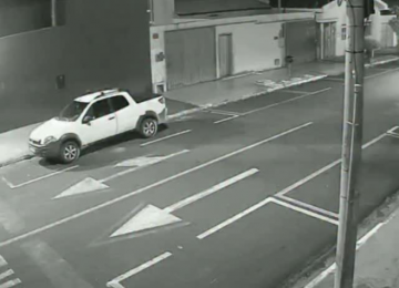 Carro desce sozinho após motorista esquecer freio de mão e atinge lixeira em Jataí