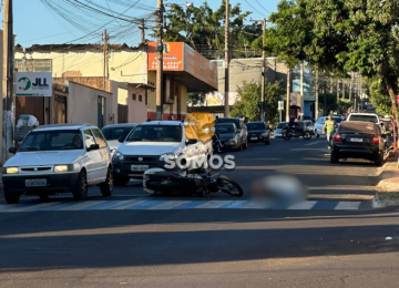 Carro e moto colidem na Vila Amália
