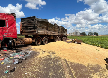 Carro fica esmagado sob carreta e motorista morre em grave acidente na BR-452, em Rio Verde