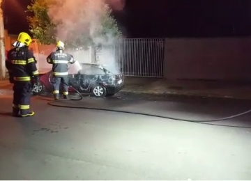 Veículo pega fogo no Parque Bandeirantes em Rio Verde