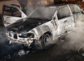Carro furtado é incendiado, na Vila Borges em Rio Verde