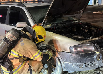 Populares e bombeiros controlam incêndio de veículo em rua no Setor Morada do Sol, em Rio Verde