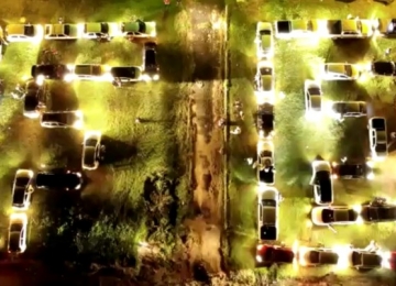 Fiéis rio-verdenses formam a palavra 'fé' com carros estacionados durante culto