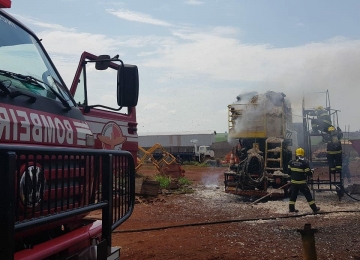 Caminhão de carga pega fogo em Quirinópolis