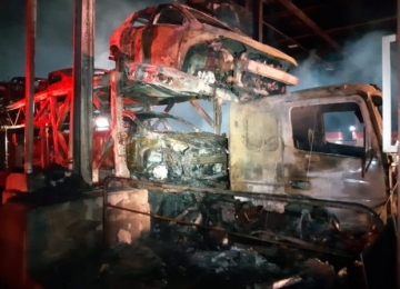 Após batida em pedágio, caminhão-cegonha pega fogo em Goiás