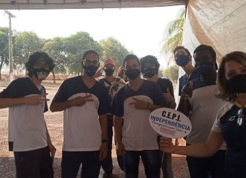 Alunos de banda marcial tocam e desfilam para apoiar colegas que foram vacinar em Quirinópolis