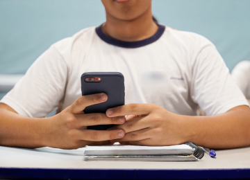 Projeto de lei que proíbe o uso de celular nas escolas é aprovado no Senado; proposta segue para sanção