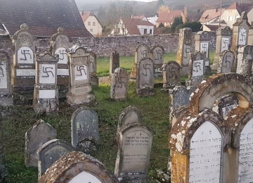 Cemitério judeu tem seus túmulos pichados com suásticas na França