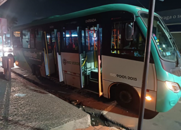 Ciclista fica ferida após colisão com ônibus no Setor Central, em Rio Verde