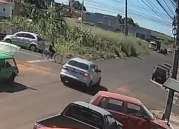 Ciclista ignora sinal de pare e colide em lateral de carro na Vila Mutirão, em Rio Verde