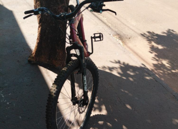 Ciclista que trafegava na contramão colide em motorista sem CNH em rua da Vila Promissão