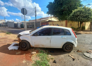 Colisão entre carros deixa passageira ferida no bairro Santo Agostinho, em Rio Verde