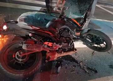 Colisão entre motos em cruzamento movimentado deixa dois feridos graves em Rio Verde