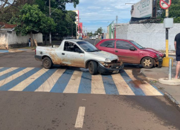 Colisão entre picape e carro é registrado no Bairro Jardim Goiás, em Rio Verde