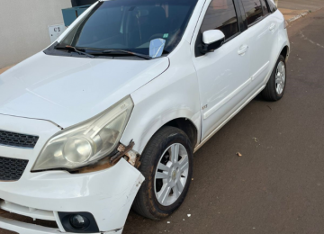 Ônibus atinge lateral de carro estacionado no Residencial Canaã