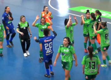 Com show no primeiro tempo, Resenhas vence em casa e sobe na tabela da Liga Feminina