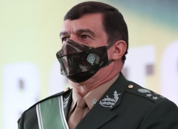 Comandante do Exército determina que militares se vacinem, usem máscara e não divulgem fake news