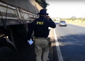 Fiscalização de Veículos de Carga pela PRF apreende 6 caminhões em Rio Verde