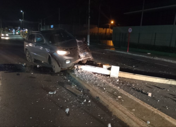 Condutor alcoolizado invade canteiro central e derruba poste na Avenida Pauzanes de Carvalho